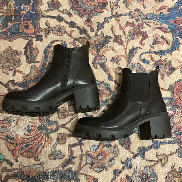 SOLD Princess Polly DAMAGE BOOTS BLACK - Picture 5 of 8